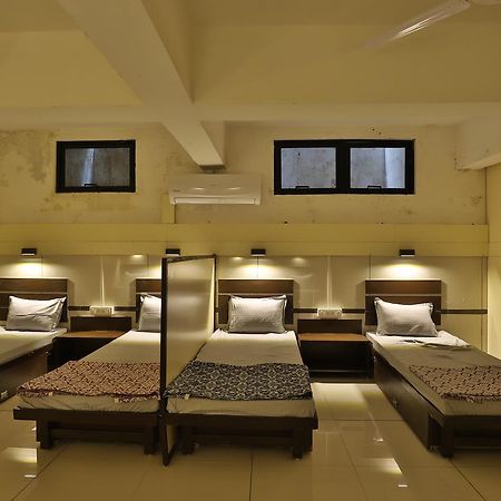 Night Halt Dormitory Ahmedabad Exterior photo
