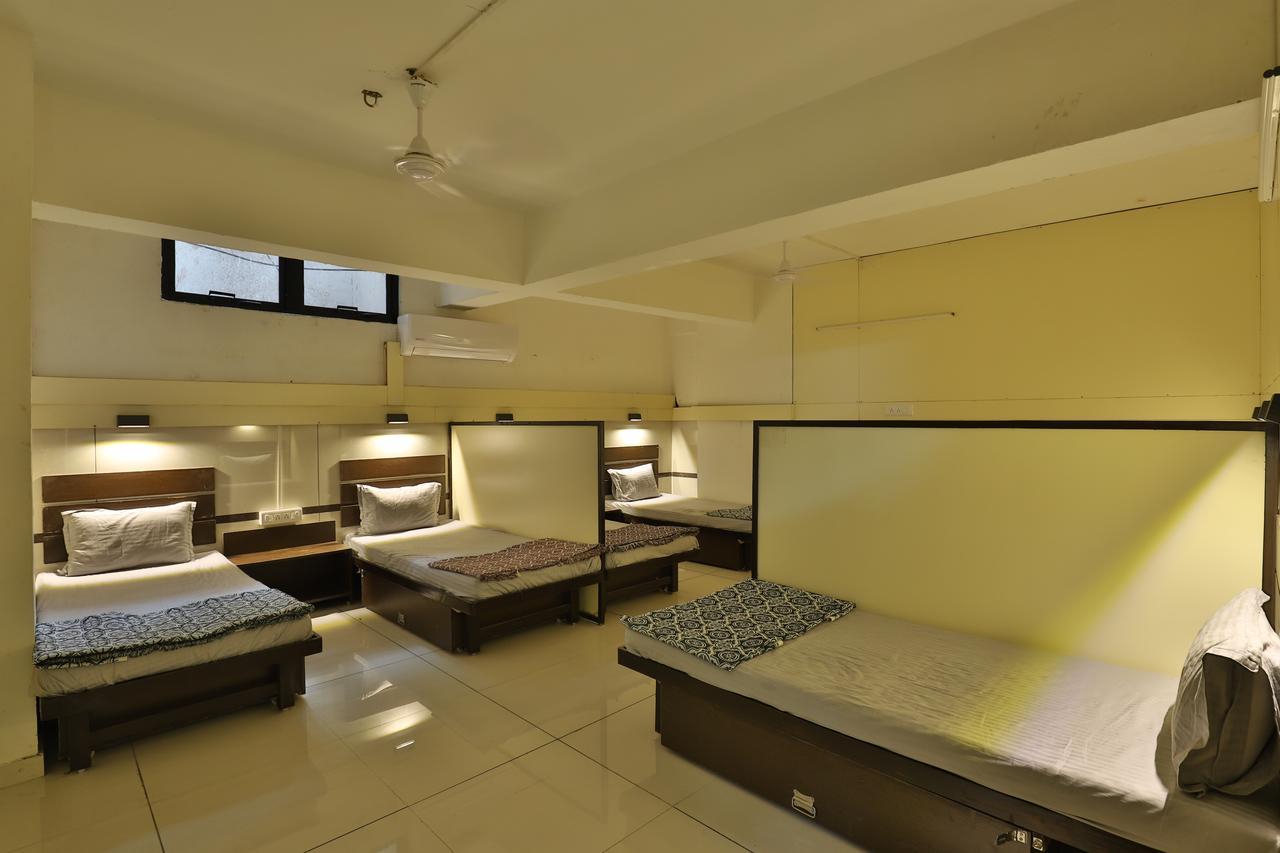 Night Halt Dormitory Hostel Ahmedabad Exterior photo