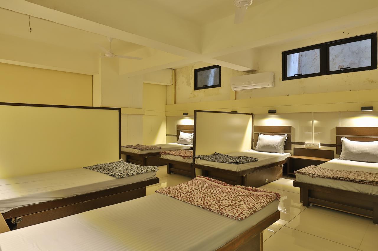 Night Halt Dormitory Ahmedabad Exterior photo